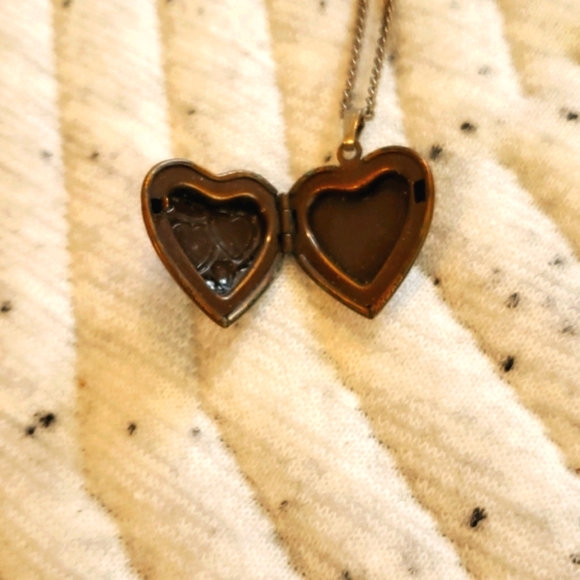 Heart locket necklace - Picture 2 of 4